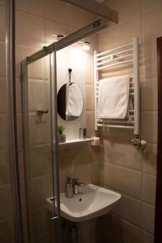 Отель Zvjezdana dolina Garni hotel Андриевица Трехместный номер с ванной комнатой-17